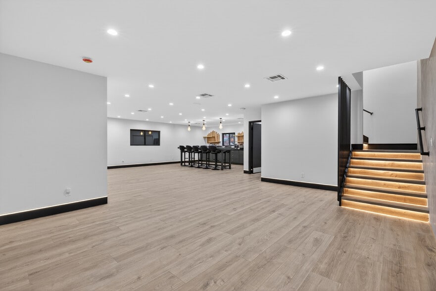 More Photos Of 703 S Main St, Burbank Showroom For Sale