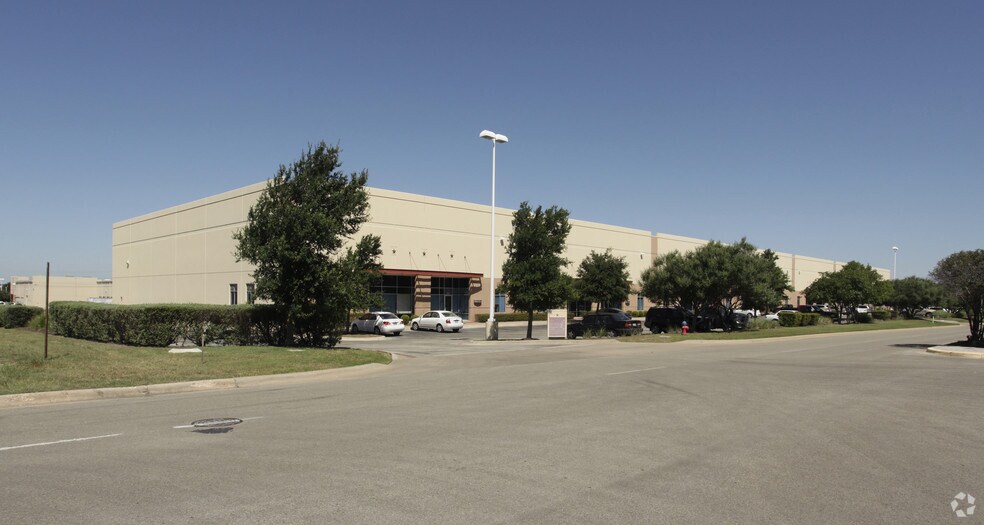More Photos Of 33 Cypress Blvd, Round Rock Warehouse For Lease