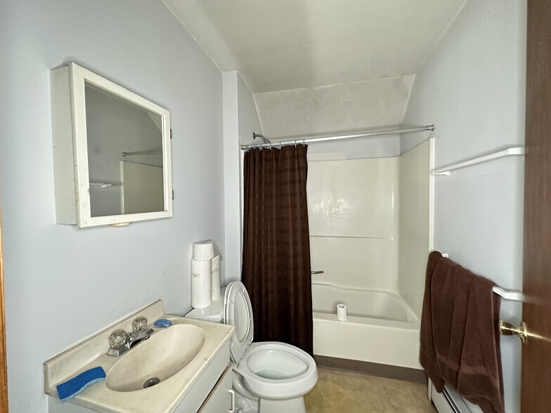 More Photos Of 611 W Manlius St, East Syracuse Auto Repair For Sale