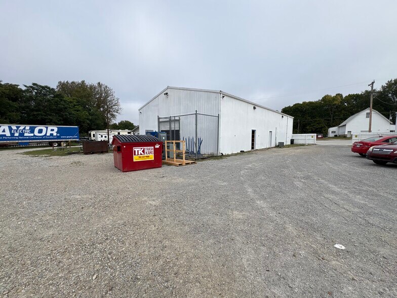 More Photos Of 703 Widewater Dr, Lafayette Warehouse For Lease