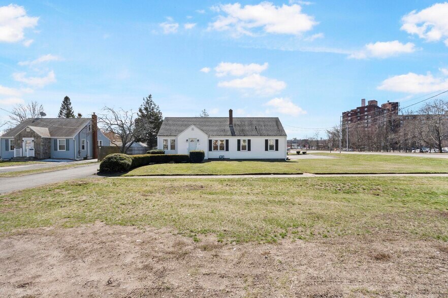More Photos Of 128 Saltonstall Pky, East Haven Medical For Sale