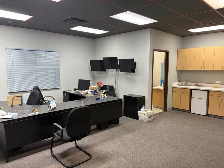 More Photos Of 360 Hastings Dr, Buffalo Grove Warehouse For Lease