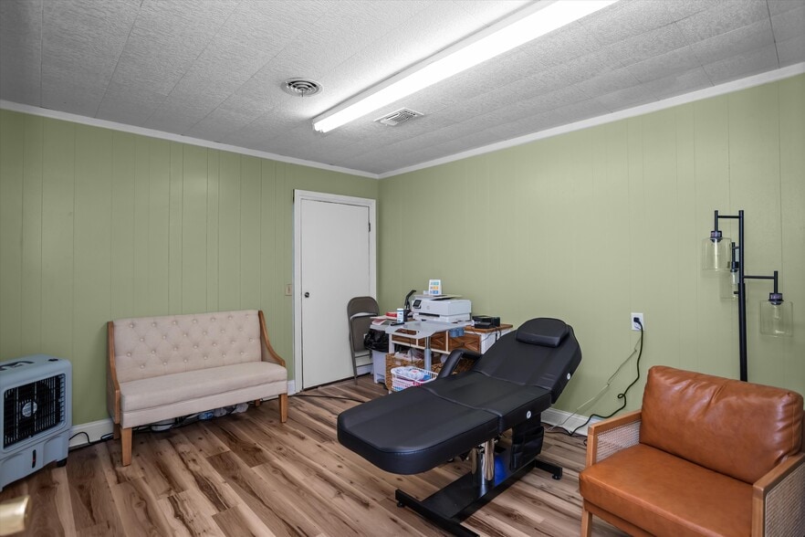 More Photos Of 205 E Denman Ave, Lufkin Flex For Sale