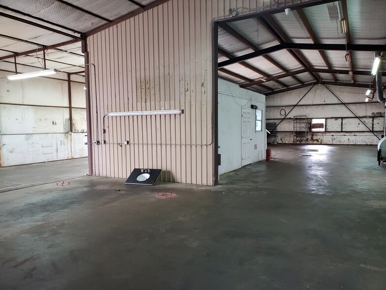 More Photos Of 108 West Gillum, Grandview Warehouse For Sale