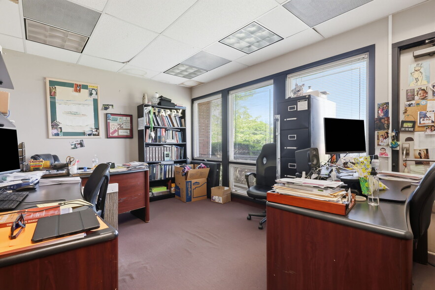 More Photos Of 1568 Woodbourne Rd, Levittown Office For Lease