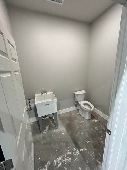 More Photos Of 1590 James Stewart Lane, Bowling Green Flex For Sale