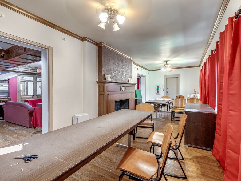 More Photos Of 702 S Lahoma Ave, Norman Dormitory For Sale