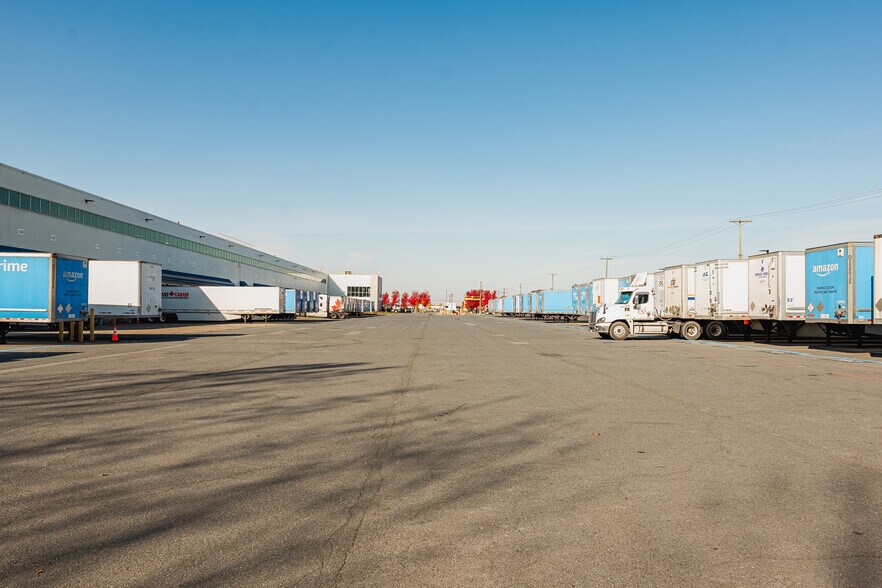 More Photos Of 5799 Rte De L'aéroport, Longueuil Distribution For Lease