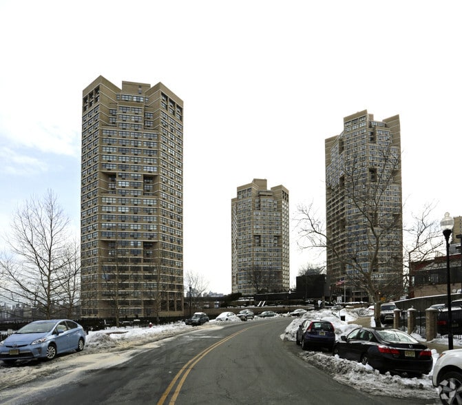More Photos Of 7000 E Kennedy Blvd, Guttenberg Apartments For Lease