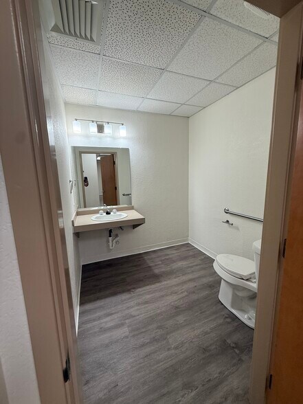 More Photos Of 2401 W Green Oaks Blvd, Arlington Office For Lease