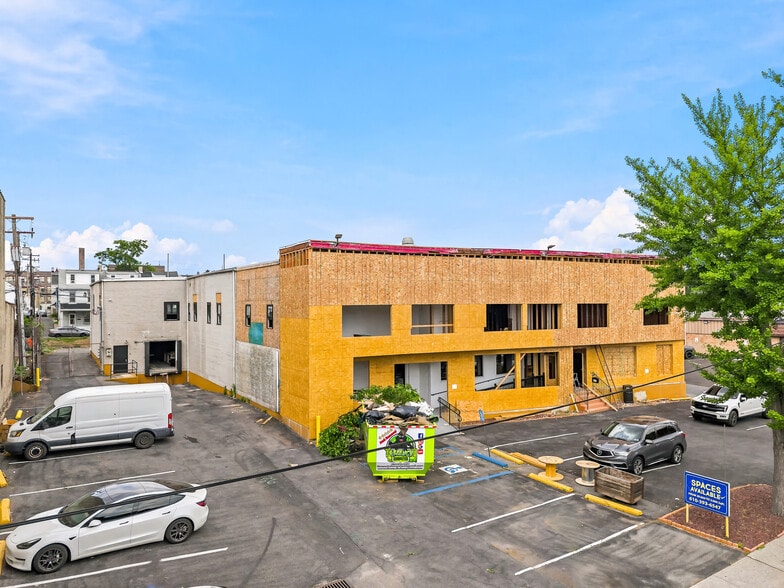 More Photos Of 145-555 Hamilton St, Allentown Showroom For Lease