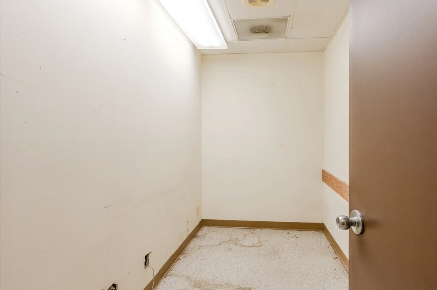 More Photos Of 4500 Commercial St SE, Salem Freestanding For Lease