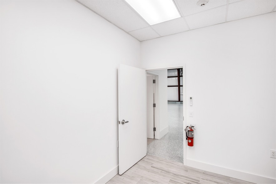 More Photos Of 77 Queens Ln, East Hampton Light Distribution For Lease