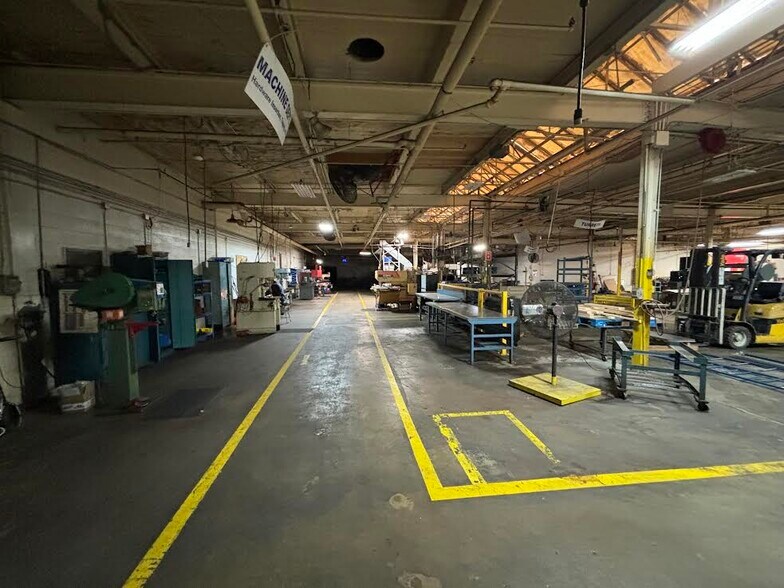 More Photos Of 1014-1054 N Kolmar Ave, Chicago Warehouse For Lease
