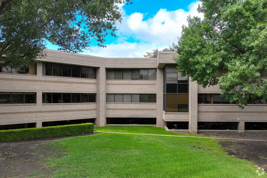 More Photos Of 375 Municipal Dr, Richardson Medical For Lease