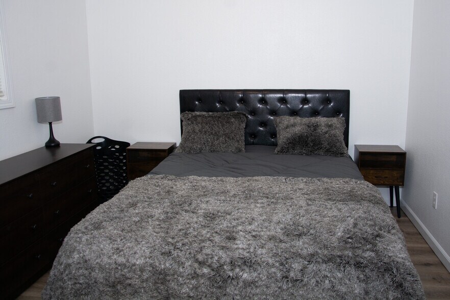 More Photos Of 314 W North St, Colchester Apartments For Sale