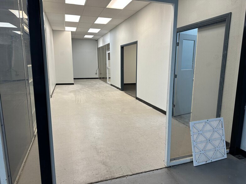 More Photos Of 9525 Owensmouth Ave, Chatsworth Research And Development For Lease