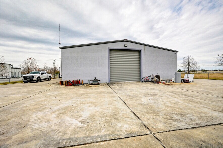 More Photos Of 1070 N Pine Rd, Texas City Light Distribution For Sale