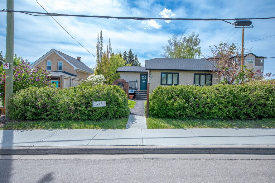 More Photos Of 313 Ross Av, Cochrane Medical For Sale