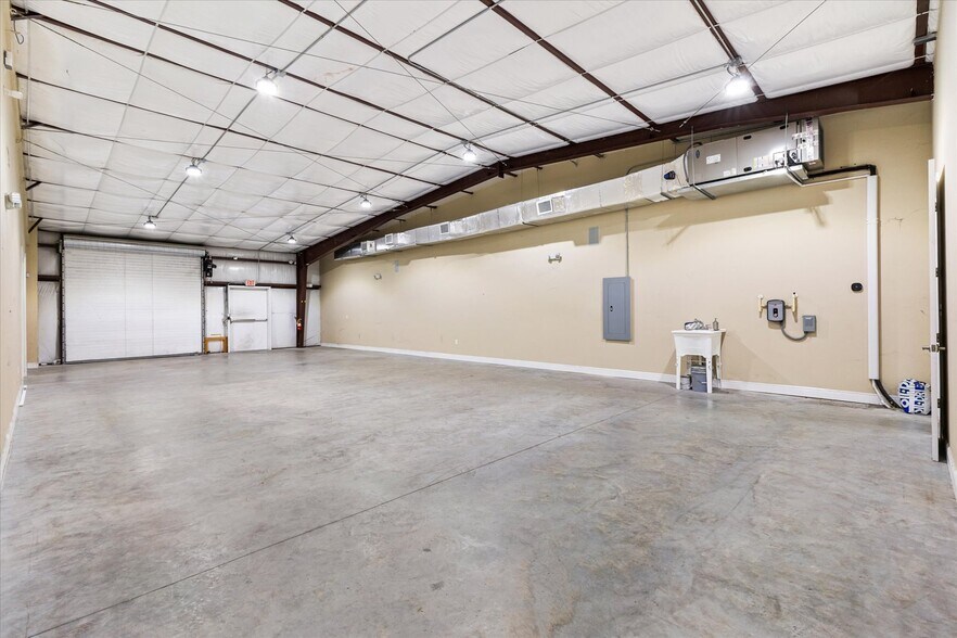 More Photos Of 1818 Greenleaf Ln, Leesburg Warehouse For Lease