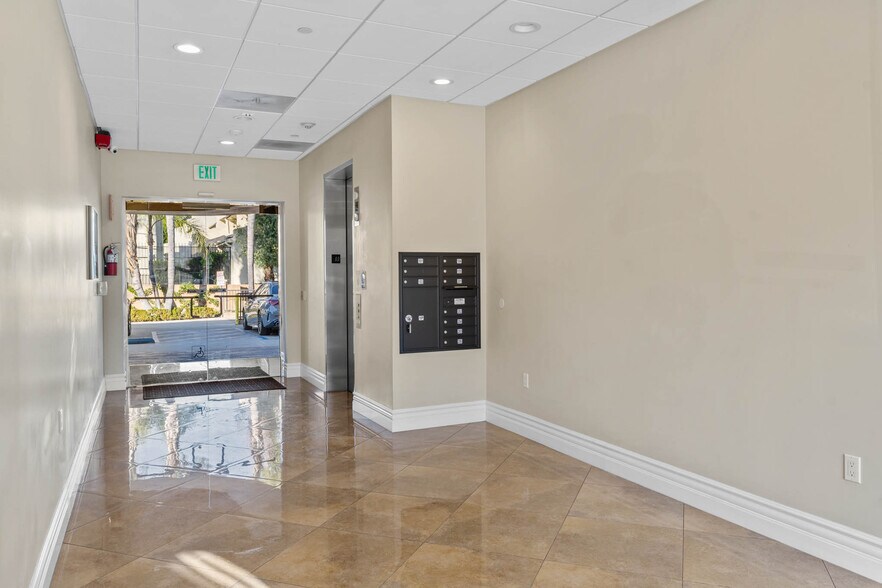 More Photos Of 13833-13841 Ventura Blvd, Sherman Oaks Storefront Retail Office For Sale