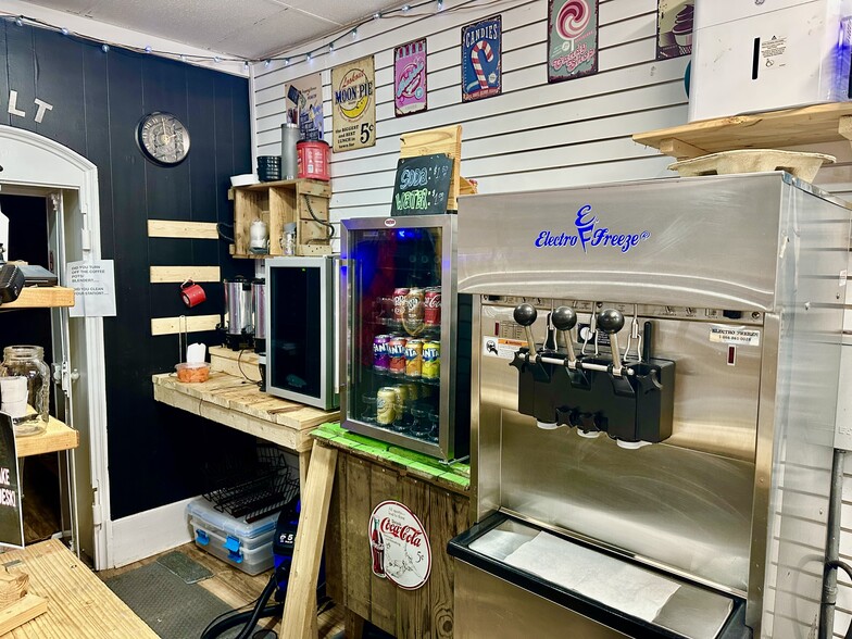 More Photos Of 1317 E Main St, Humboldt Freestanding For Sale