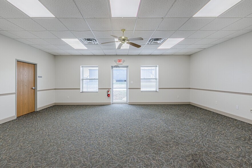 More Photos Of 1715 W Commerce Dr, Marshall Service For Sale