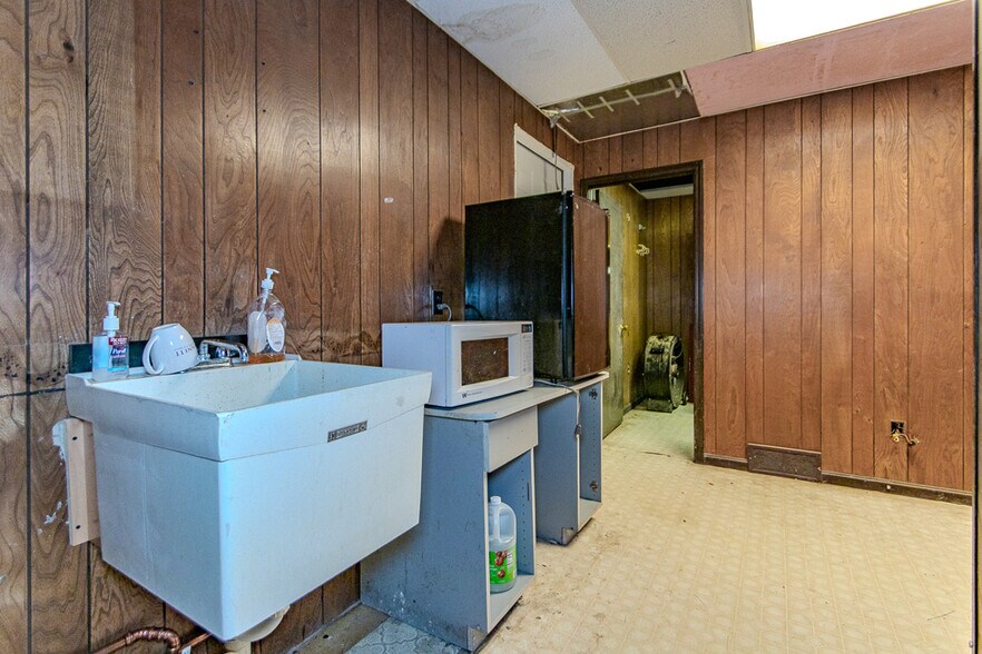 More Photos Of 20 Bowhall Rd, Painesville Warehouse For Sale