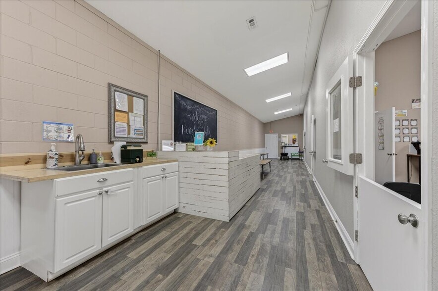 More Photos Of 100 Duggan Ave, Crestview Specialty For Sale