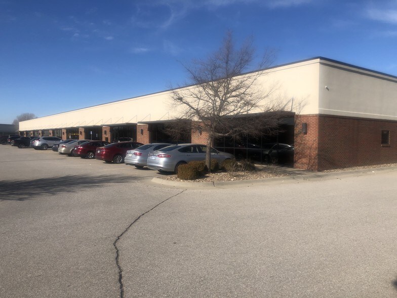 More Photos Of 7330 W 33rd St, Wichita Flex For Lease