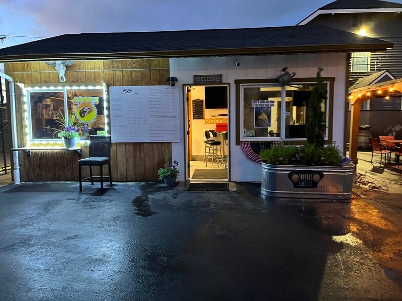 Primary Photo Of 411 Oregon Way, Longview Fast Food For Sale