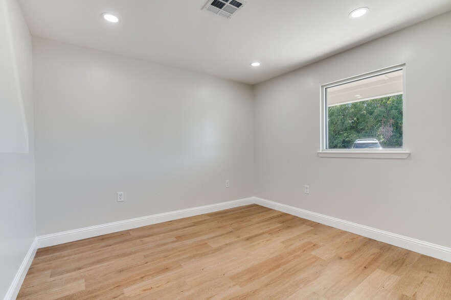 More Photos Of 1335 E Crosby Rd, Carrollton Medical For Lease