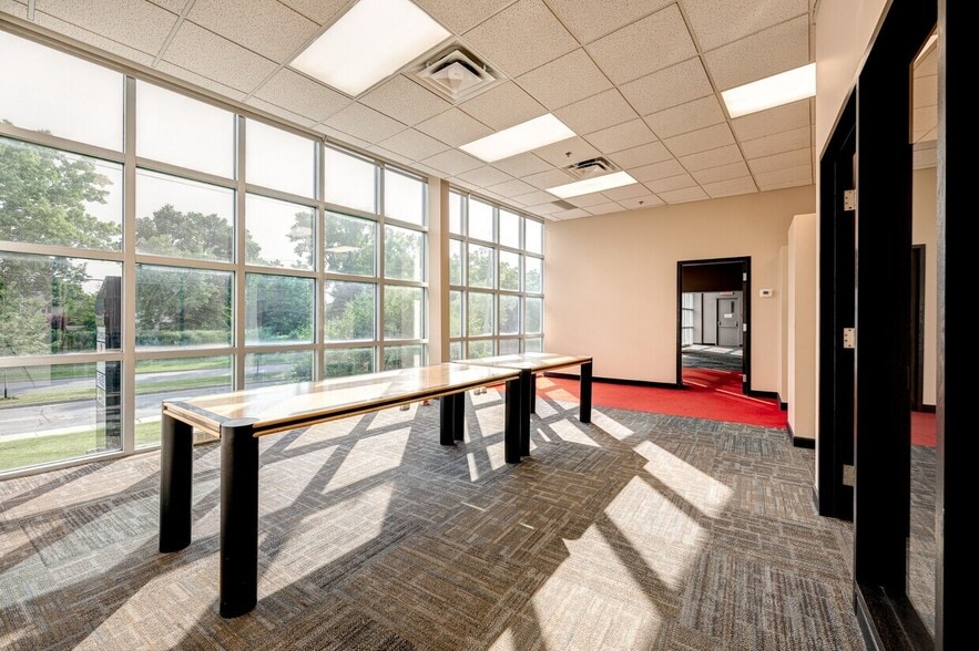 More Photos Of 867-877 Boul Jean-Paul-Vincent, Longueuil Warehouse For Lease