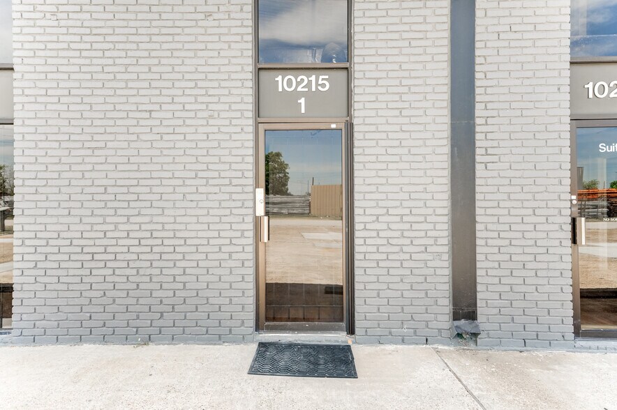 More Photos Of 10215 Papalote St, Houston Showroom For Lease
