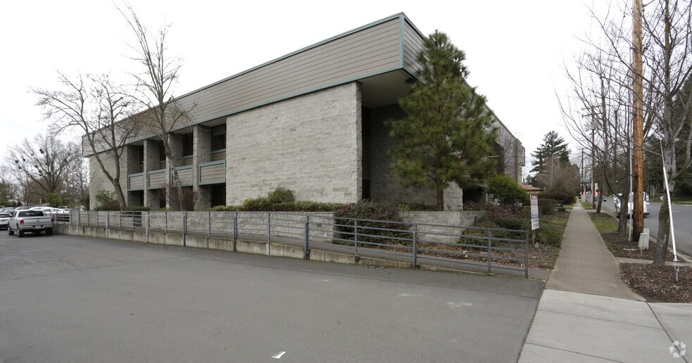 More Photos Of 1175 E Main St, Medford Office For Lease