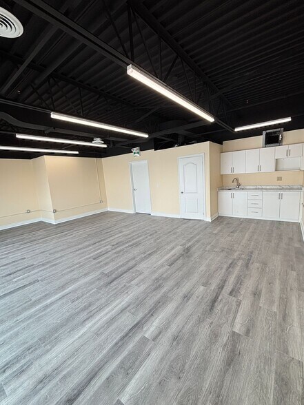More Photos Of 587 Hanlon Creek Blvd, Guelph Showroom For Lease