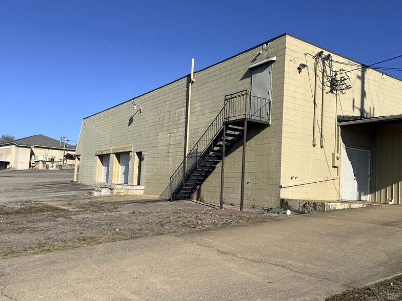 More Photos Of 106 Free Hill Rd, Hendersonville Warehouse For Lease
