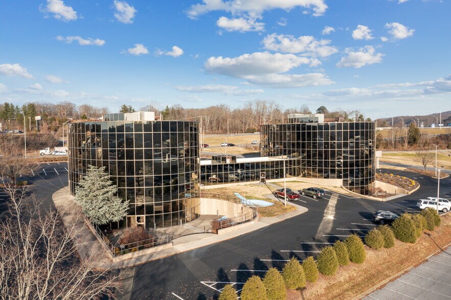 More Photos Of 1989-1999 E Stone Dr, Kingsport Office For Sale