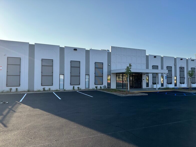More Photos Of 13467 Dalewood St, Baldwin Park Warehouse For Lease