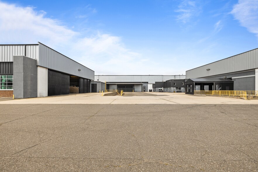 More Photos Of 15 Grumman Rd W, Bethpage Manufacturing For Lease