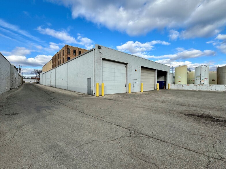 More Photos Of 1827 18th Ave, Rockford Manufacturing For Lease