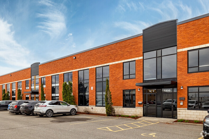 More Photos Of 1400-1950 Rue Bernard-Lefebvre, Laval Warehouse For Lease