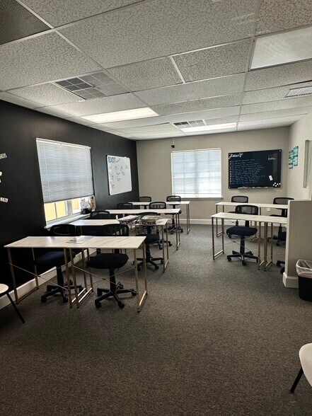 More Photos Of 533 Versailles Dr, Maitland Office For Lease