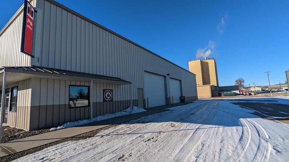 More Photos Of 224 1st NE st, Pine Island Warehouse For Sale