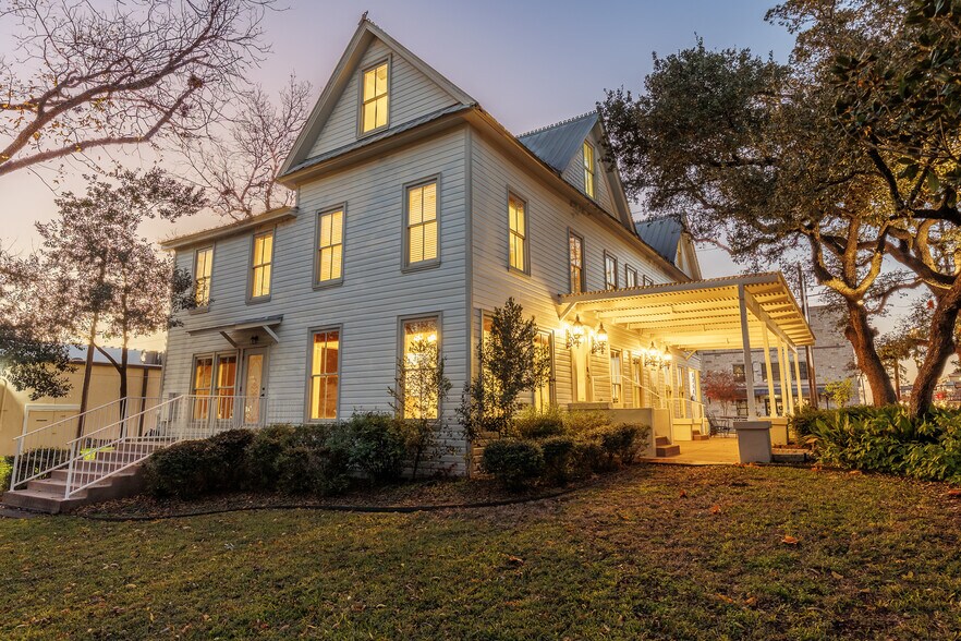 More Photos Of 119 Avenue G, Marble Falls Office For Sale