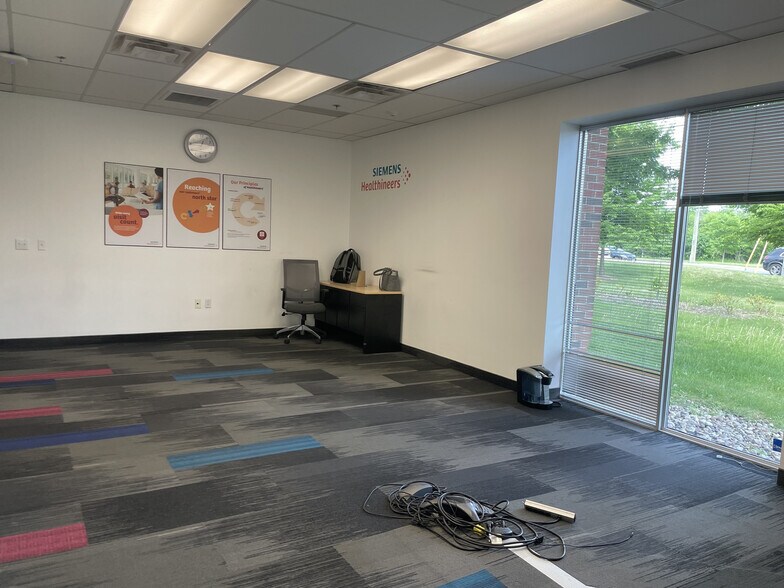 More Photos Of 2060 Walkley Rd, Ottawa Warehouse For Lease