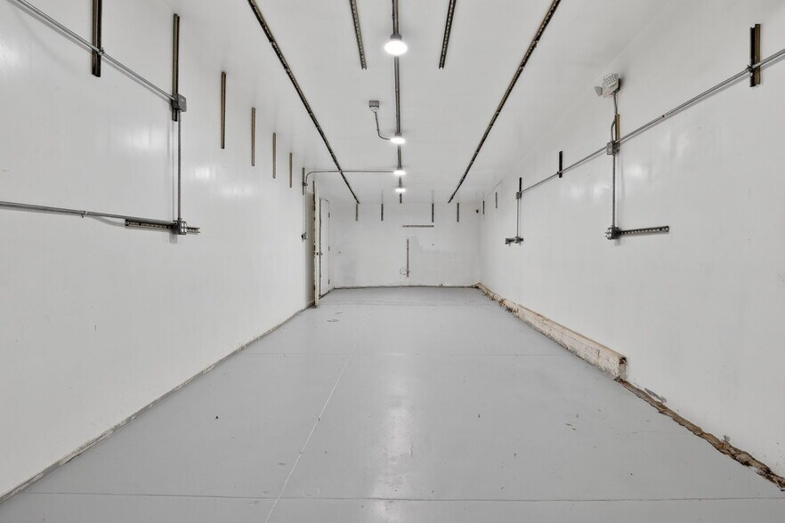 More Photos Of 9939 Commerce Ave, Tujunga Storefront For Sale