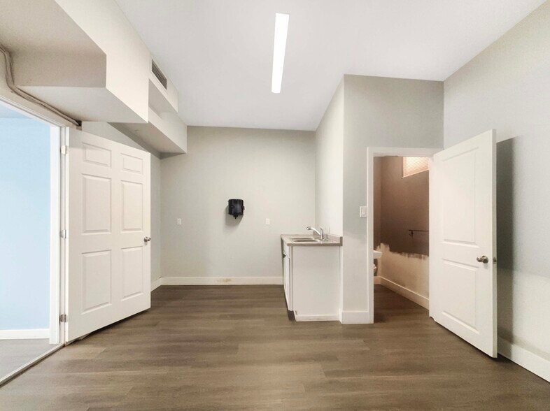 More Photos Of 59 Dalhousie St, Brantford Storefront For Lease