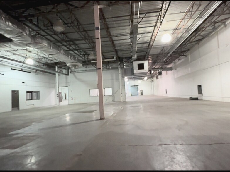 More Photos Of 15203 S Commerce Dr, Dearborn Manufacturing For Lease