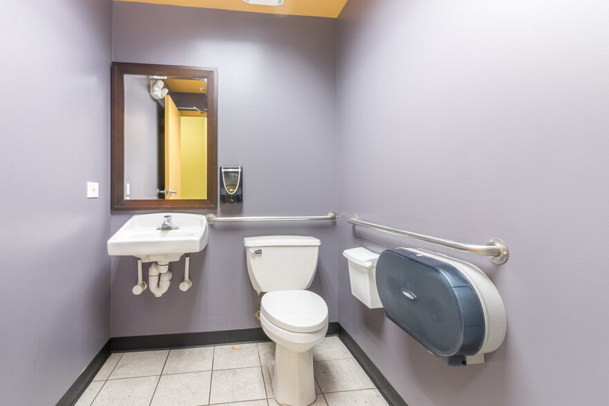 More Photos Of 337 W Irving Park Rd, Wood Dale Service Station For Sale